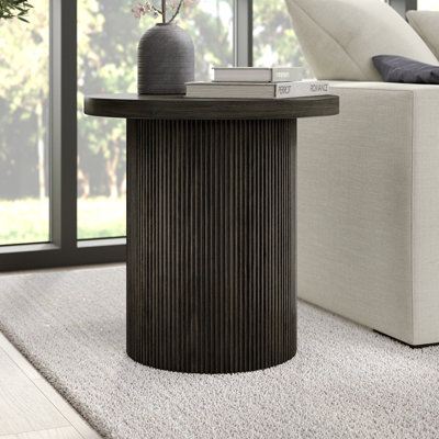 Isa 22in Wide Round Side Table in Alder by Ivy Bronx