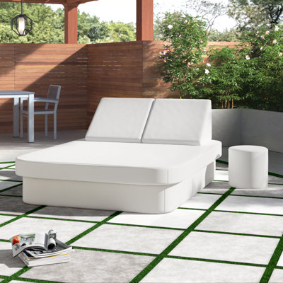 Spa Patio Daybed with Cushions by La-Fete